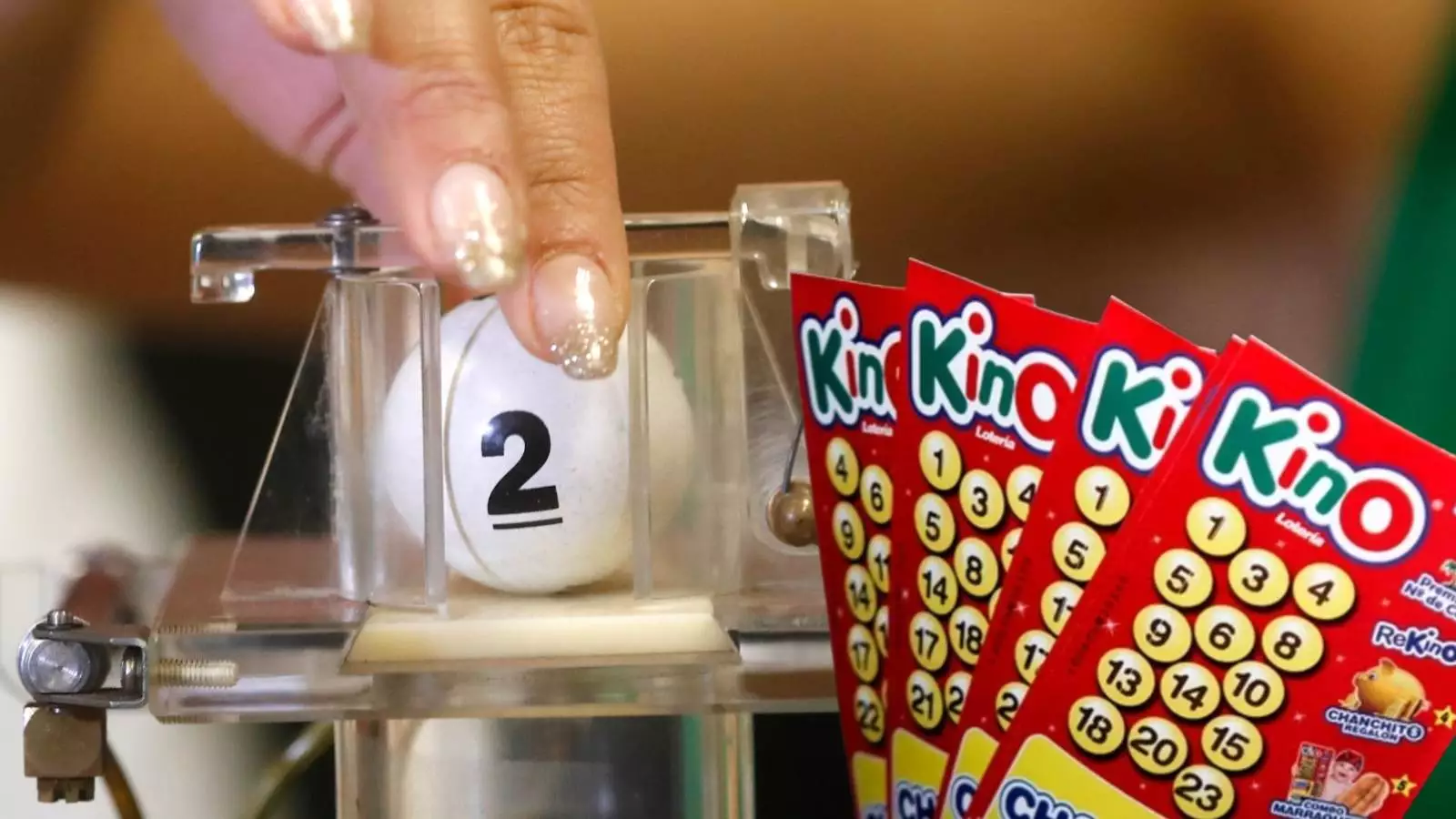 Bolita de un sorteo en un juego de azar y cartones del Kino