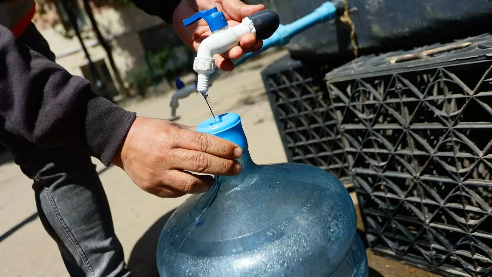 Persona llenando un bidón tras corte de agua
