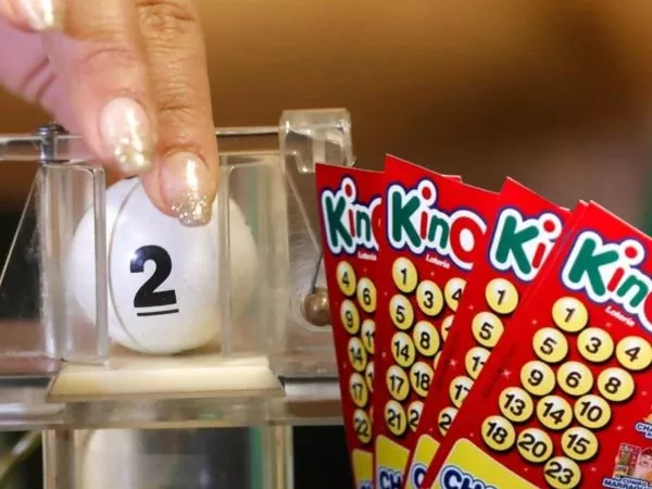 Bolita de un sorteo en un juego de azar y cartones del Kino