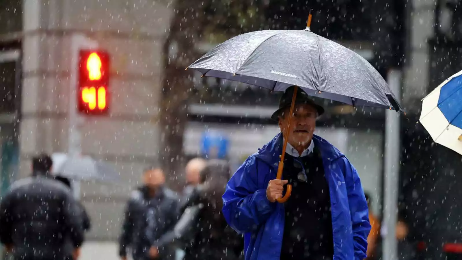 Persona con paragua bajo la lluvia
