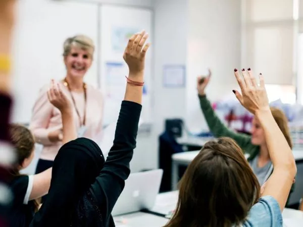 Profesora en una sala de clases