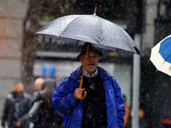 Persona con paragua bajo la lluvia