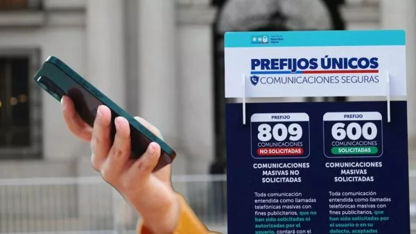 Una persona sosteniendo un celular junto a información de los prefijos únicos