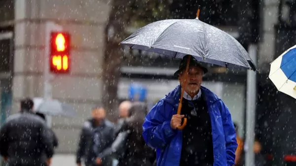 Persona con paragua bajo la lluvia