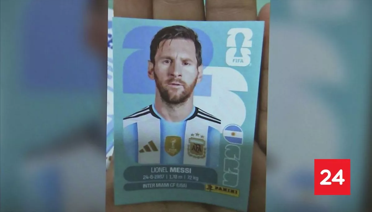 “Por lo menos acá lo pillamos barato”: falta de stock desata locura argentina en Chile por álbum del Mundial