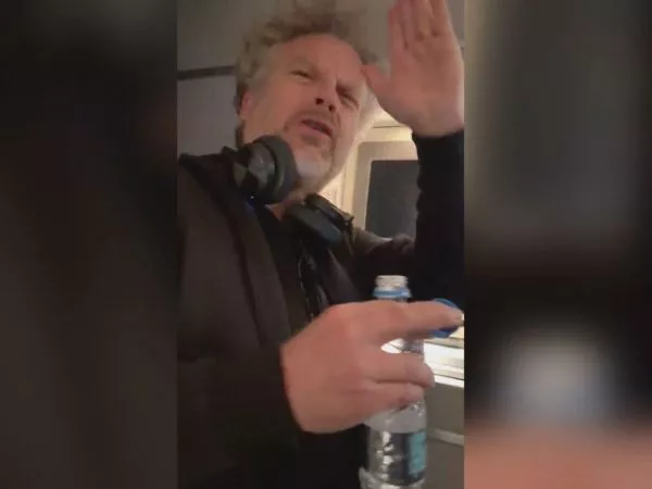 Video de Germán Naranjo realizando insultos racistas y homofóbicos a tripulantes de avión