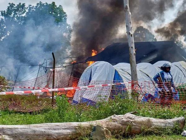 Hospital incendiado por manifestantes en RD Congo