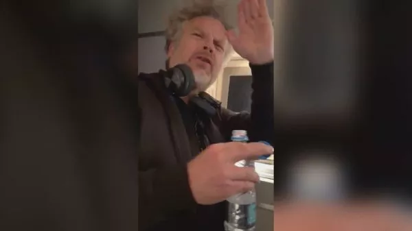 Video de Germán Naranjo realizando insultos racistas y homofóbicos a tripulantes de avión