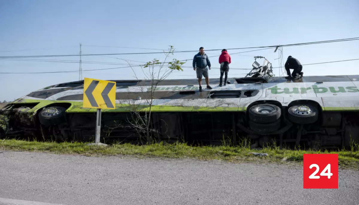 2 fallecidos y múltiples lesionados deja volcamiento de bus interurbano en el Maule