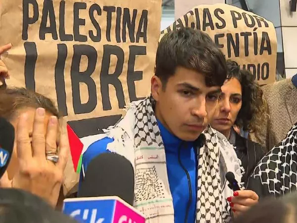 Víctor Chanfreau en un punto de prensa en el aeropuerto tras volver a Chile