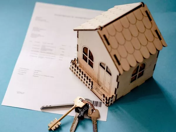 Figura de una casa con unas llaves
