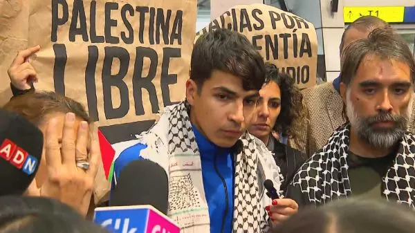 Víctor Chanfreau en un punto de prensa en el aeropuerto tras volver a Chile