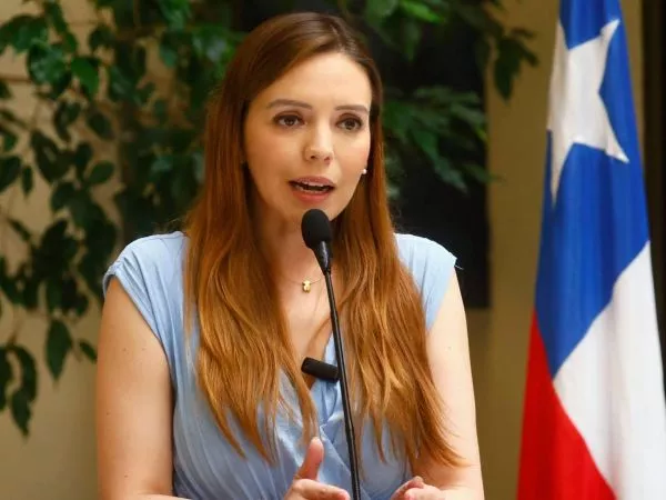 Senadora Camila Flores en el Congreso