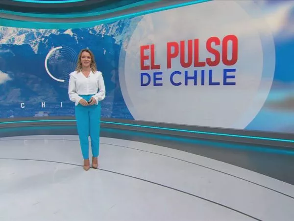 Carla Zunino presentando el programa El Pulso de Chile