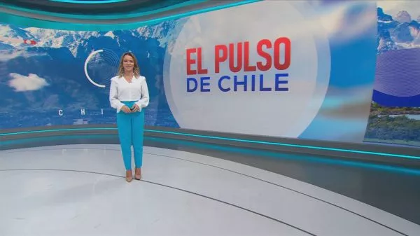 Carla Zunino presentando el programa El Pulso de Chile
