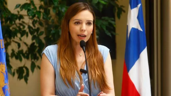 Senadora Camila Flores en el Congreso