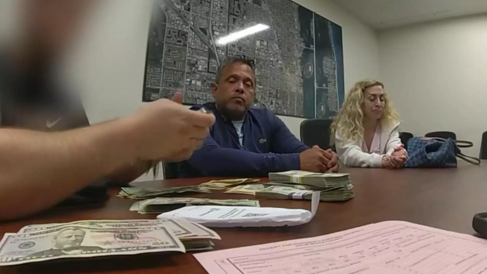 Luis Salazar entregando los 30 mil dólares que se encontró