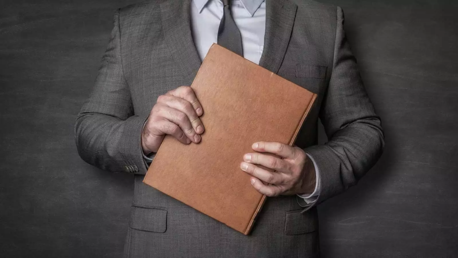 Profesor con una carpeta