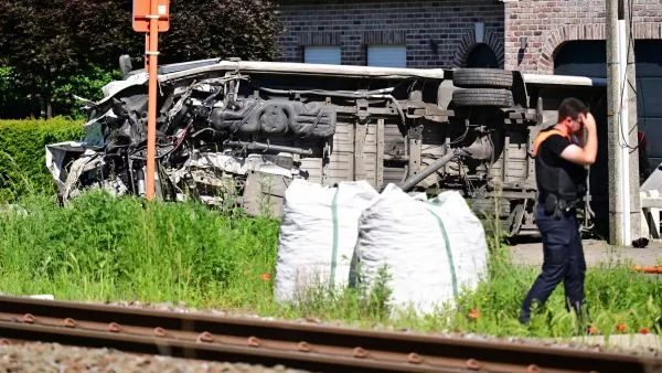 Bus escolar volcado tras chocar con tren en Bélgica