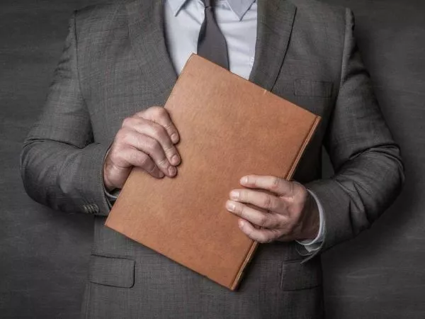 Profesor con una carpeta