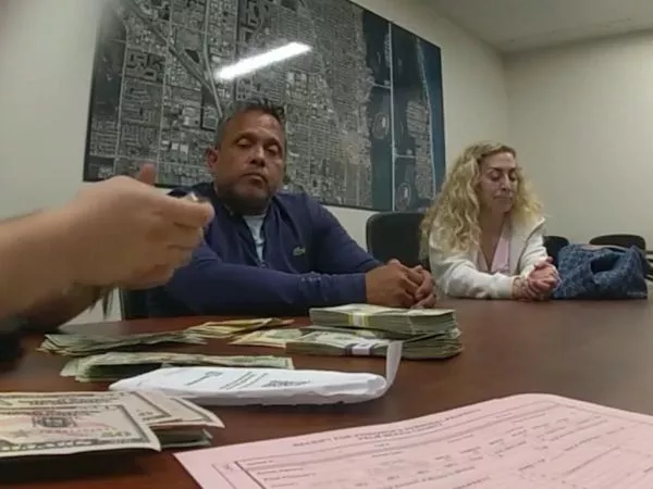 Luis Salazar entregando los 30 mil dólares que se encontró