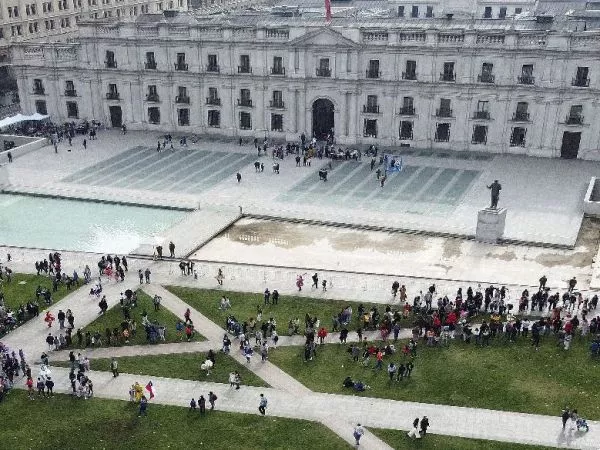 Palacio de la Moneda con fila por el día del Patrimonio