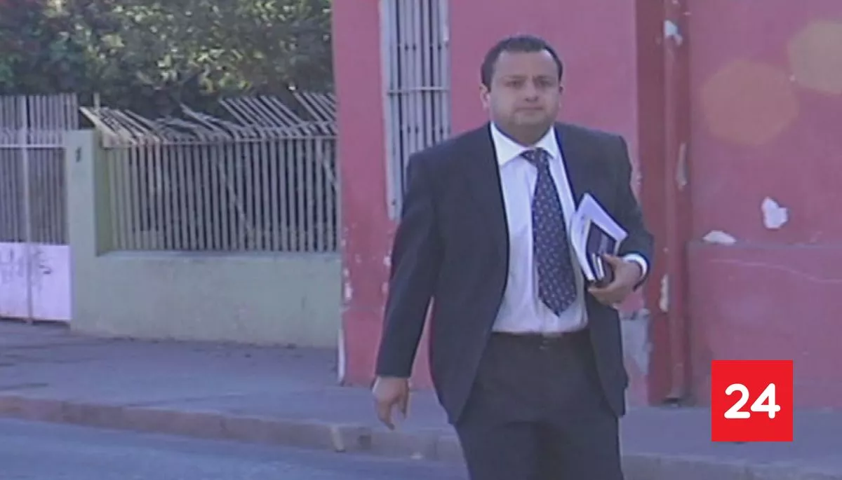 #Regiones 

Corrupción y audiencia ebrio: la historia y polémicas de Roberto Díaz, exfiscal detenido por ingresar droga a la cárcel

Más detalles⬇️