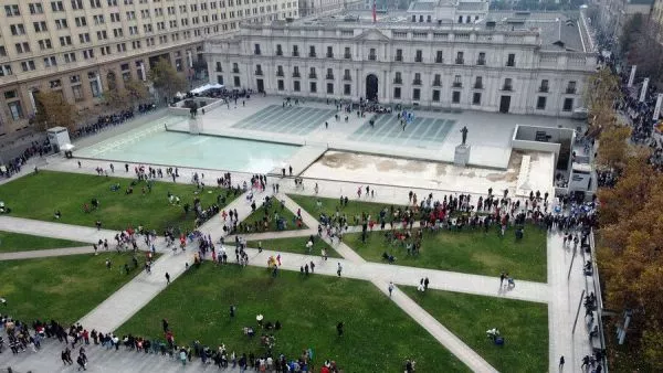 Palacio de la Moneda con fila por el día del Patrimonio