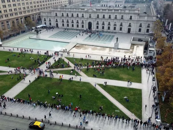 Palacio de la Moneda con fila por el día del Patrimonio