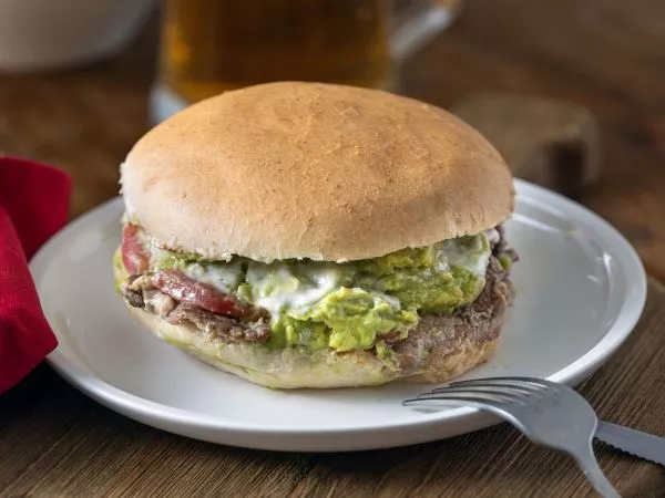 Churrasco chileno es destacado entre los más icónicos sándwiches del mundo