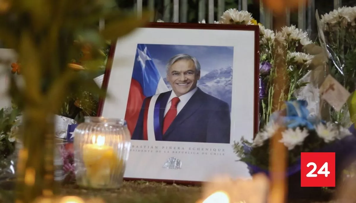 #Política 

Sebastián Piñera tendrá monumento frente a La Moneda: norma fue publicada en el Diario Oficial

Más detalles⬇️
