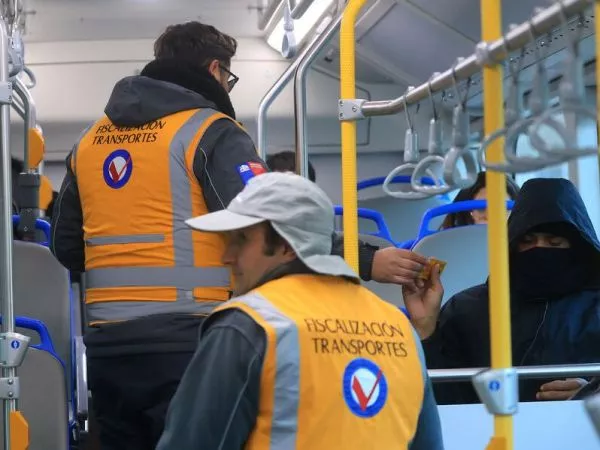 Contraloría da luz verde a ley que sanciona a evasores del transporte público