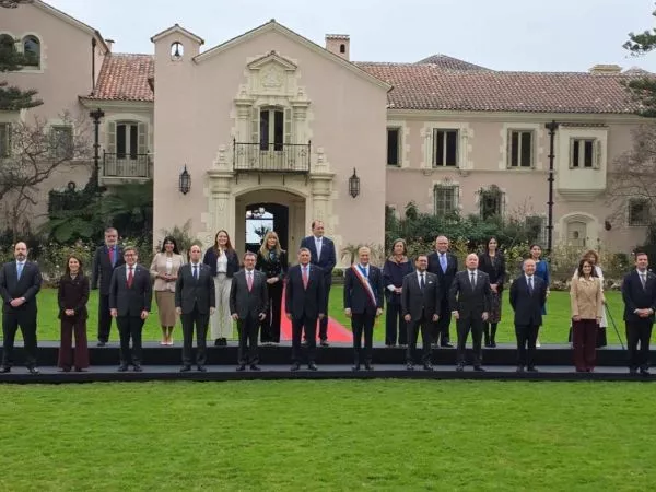 Foto oficial del Presidente Kast junto a sus ministros en Cerro Castillo