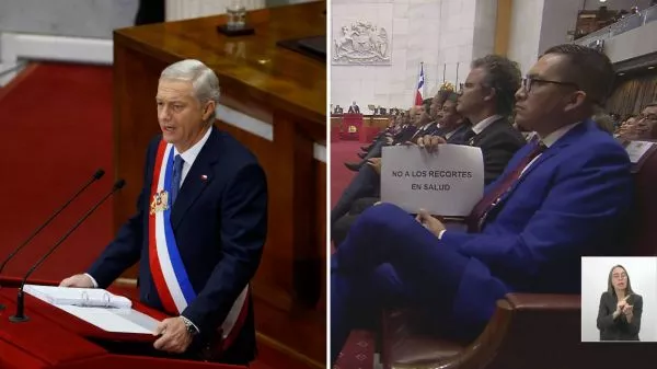 Presidente Kast dando un discurso y diputado Videla protestando con un cartel