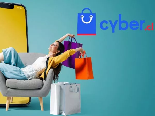 Mujer realizando compras del Cyber Day