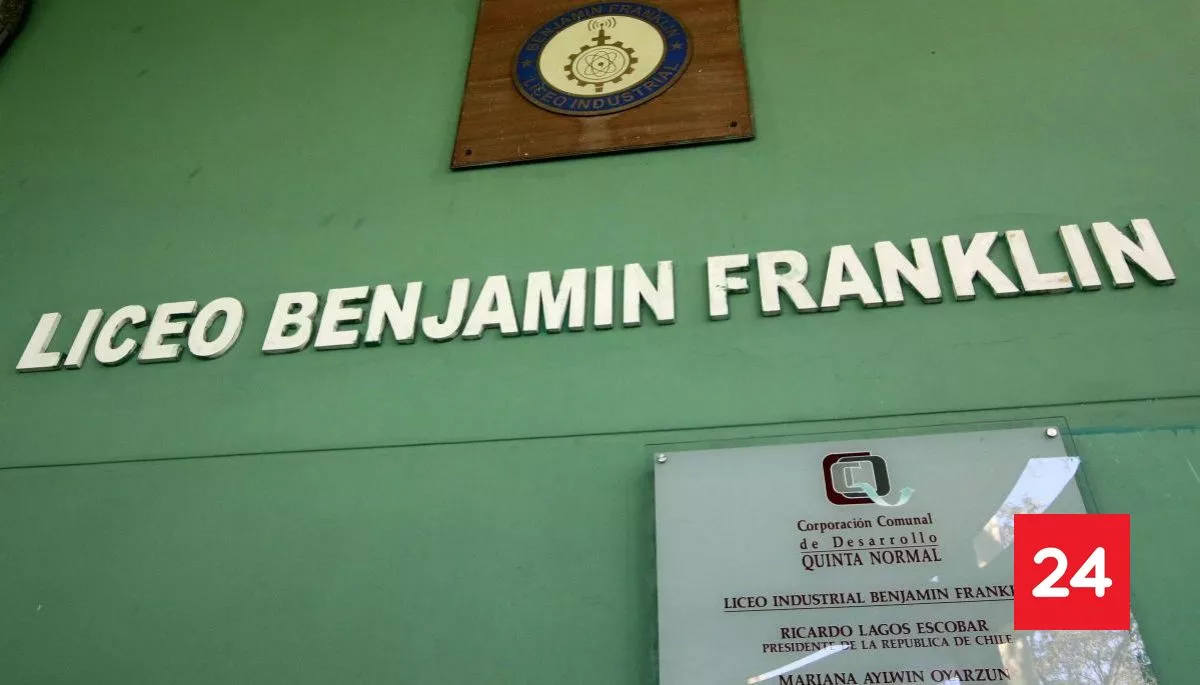 #Nacional 

Alumno de 14 años agredió a profesor con arma de fogueo en liceo de Quinta Normal 

Más detalles ⬇