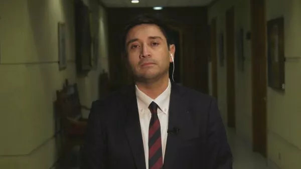 El senador Miguel Ángel Calisto siendo entrevistado por 24 Horas