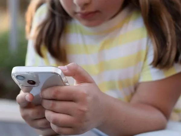Niña utilizando un celular