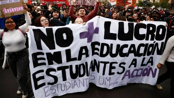Paro de la Confech termina con incidentes en Santiago