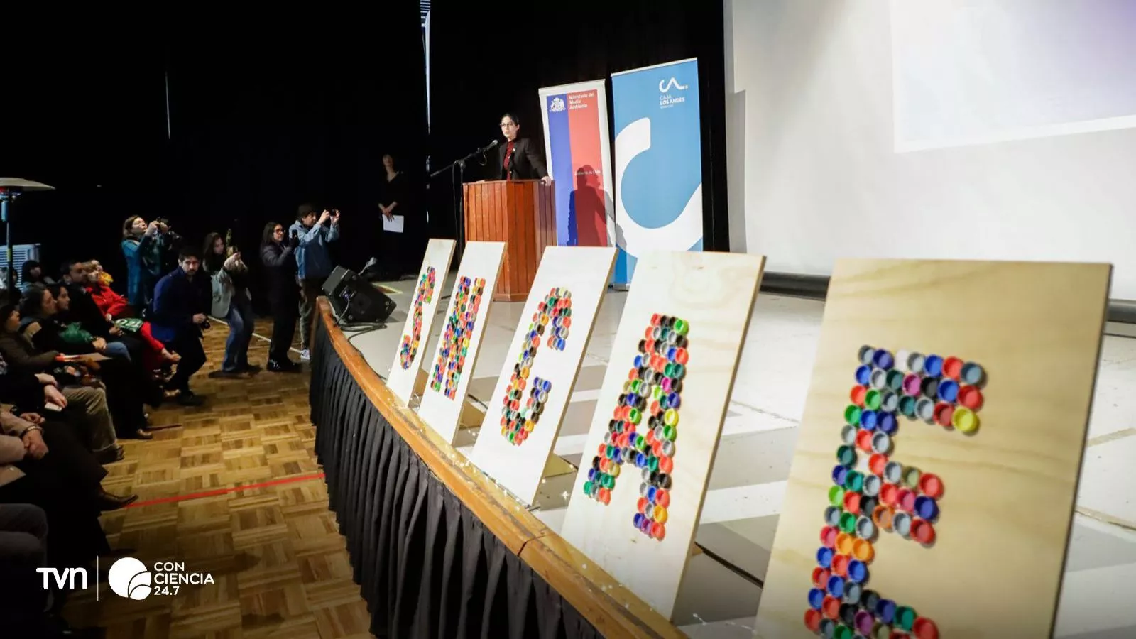 Representantes de establecimientos educacionales de la Región Metropolitana reciben la certificación ambiental del SNCAE por su compromiso con la sustentabilidad y la educación ambiental.
