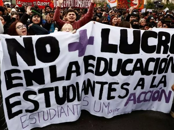 Paro de la Confech termina con incidentes en Santiago