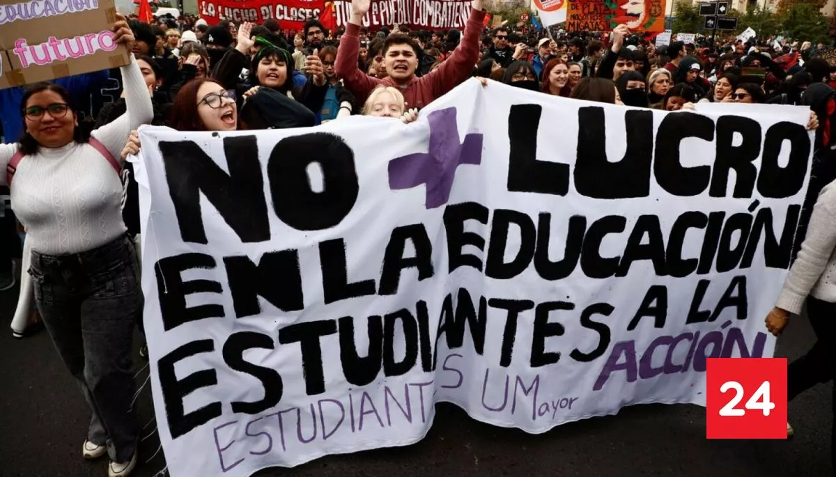 #Nacional 

Marcha convocada por la Confech termina con incidentes menores en centro de Santiago 

Más detalles⬇️
