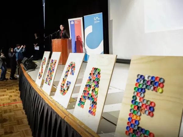 Representantes de establecimientos educacionales de la Región Metropolitana reciben la certificación ambiental del SNCAE por su compromiso con la sustentabilidad y la educación ambiental.