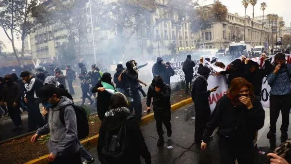 Marcha Confech: Codina dice que estudiante fue herida 