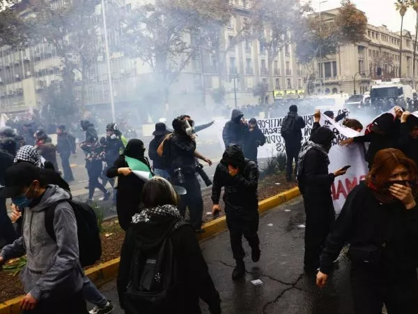 Marcha Confech: Codina dice que estudiante fue herida 