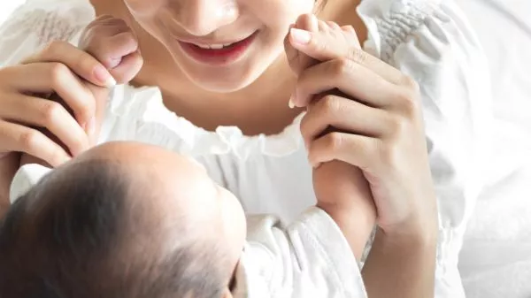 Mujer abrazando a un bebé