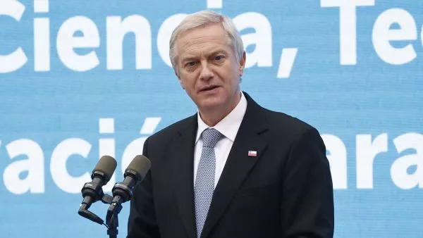 Presidente Kast participa en reforestación de Cerro Colorado El Presidente de la República, José Antonio Kast, abordó el hito ambiental de la reforestación del Cerro Colorado en Renca, que busca enfrentar la crisis hídrica y promover una economía circular sostenible.