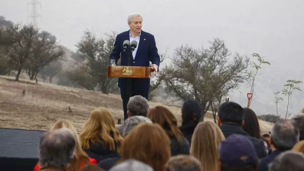 Presidente José Antonio Kast encabeza jornada de reforestación y limpieza en el Cerro Colorado de Renca La actividad comunitaria se inserta en el desarrollo del futuro Parque Metropolitano de la comuna.