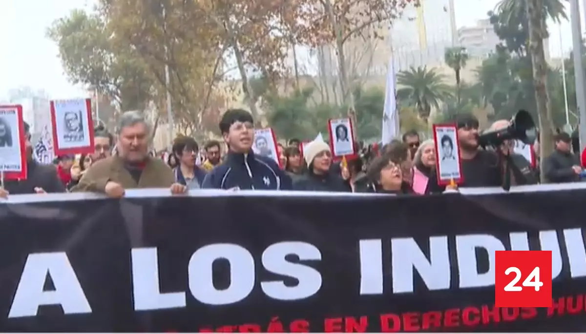 ⭕ #AHORA24H 
Marcha contra los posibles indultos presidenciales avanza por la Alameda

Más detalles ⬇
