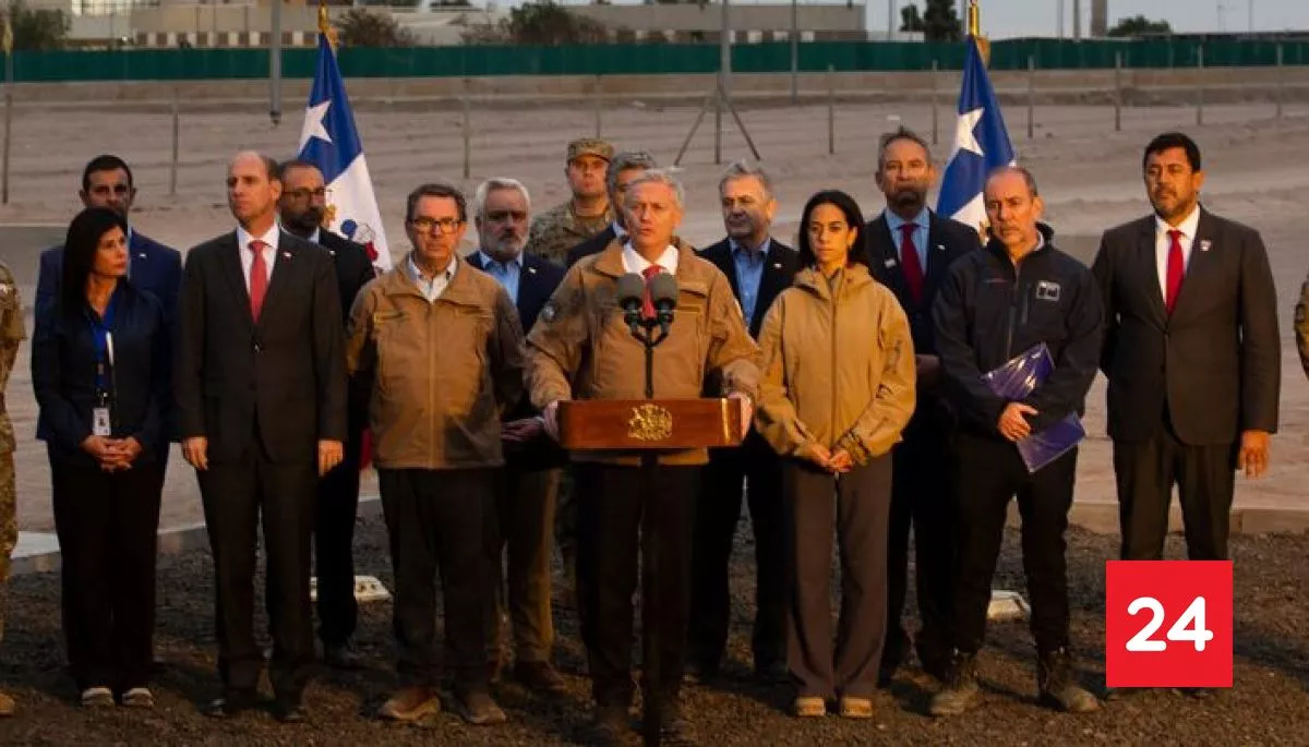️ #Política 

Presidente Kast y Ministro Arrau firman en Ari
